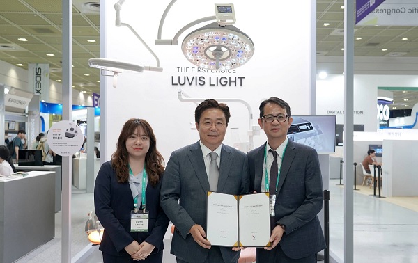 ART.BIO INTERNATIONAL Yui Lu 대표(왼쪽), Jeff Cheng 대표(오른쪽)와 심기봉 덴티스 대표.